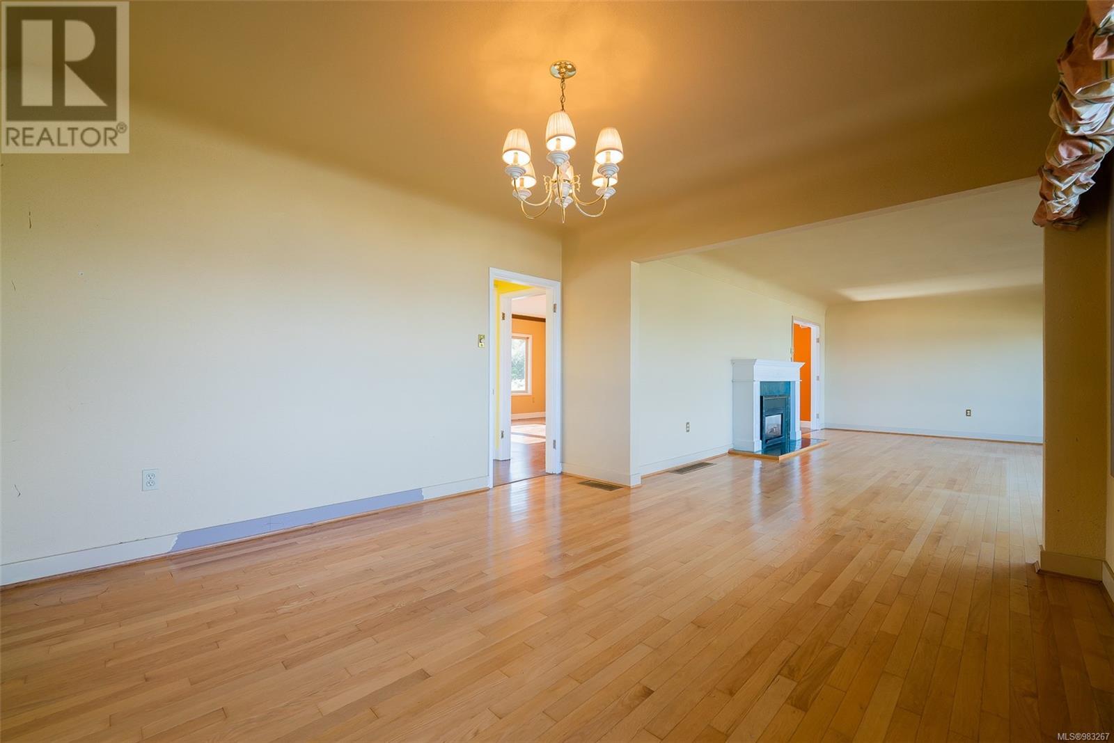 Photo 42 of 441 Memorial Ave, Qualicum Beach BC