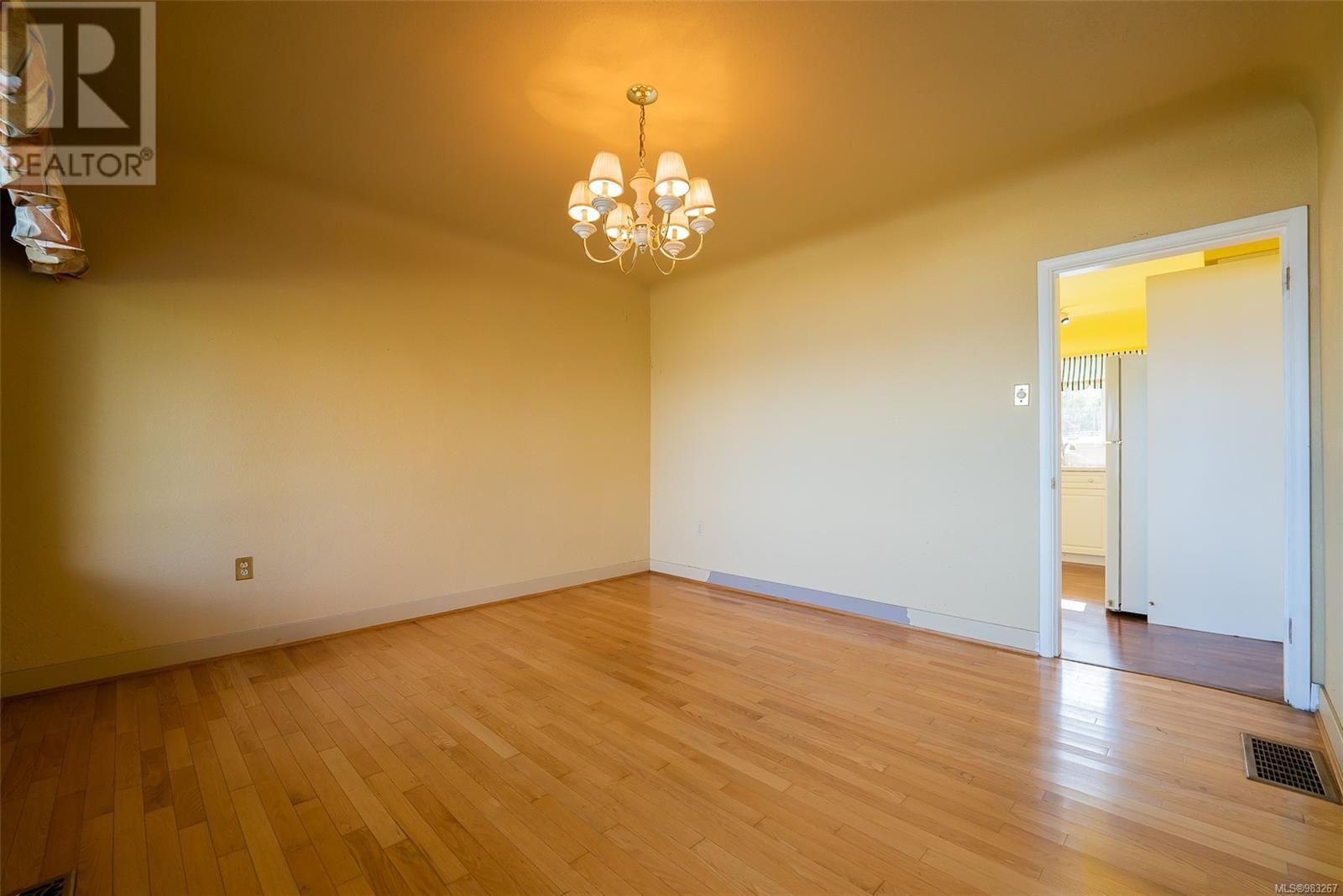 Photo 10 of 441 Memorial Ave, Qualicum Beach BC