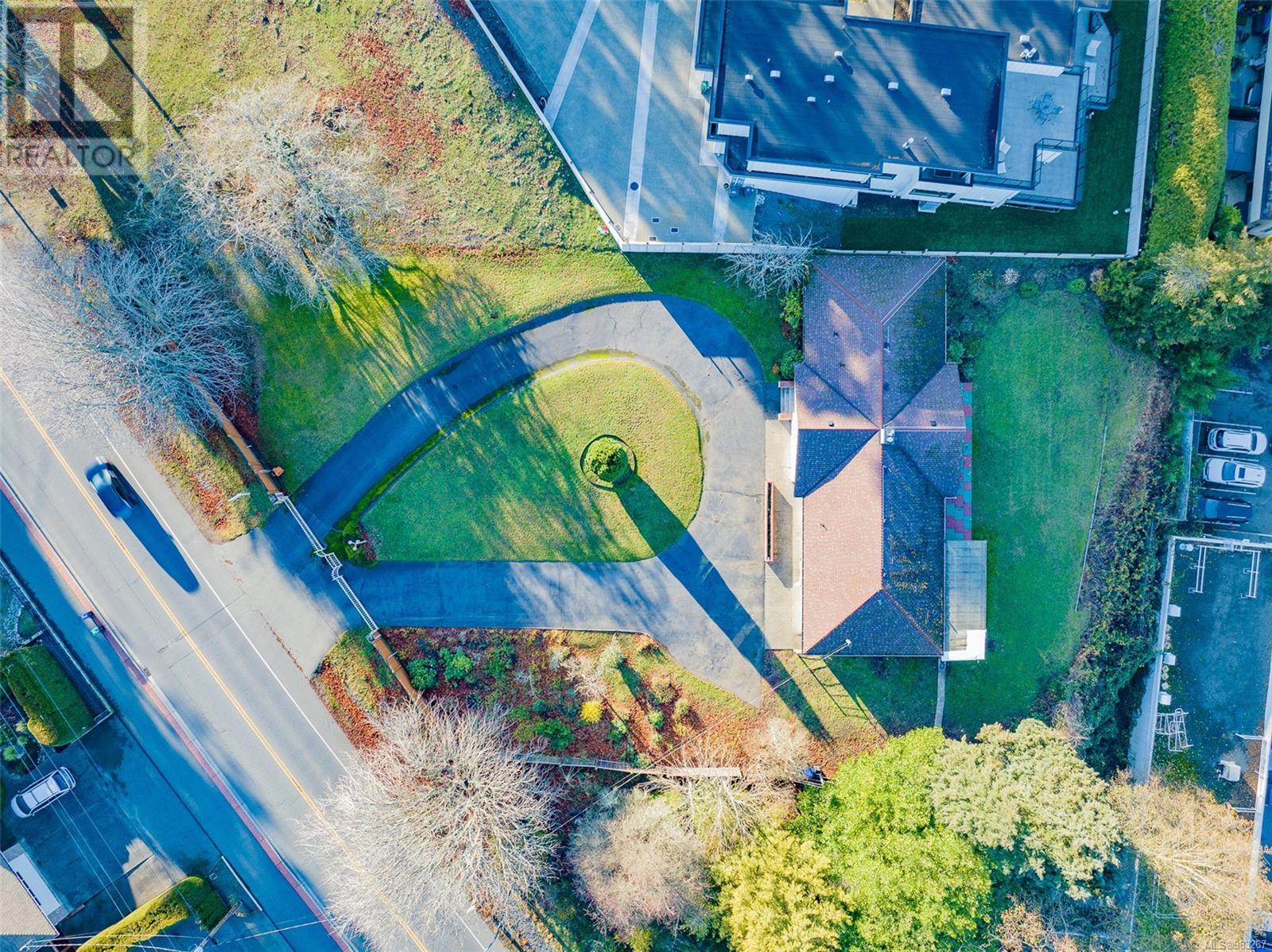 Photo 3 of 441 Memorial Ave, Qualicum Beach BC