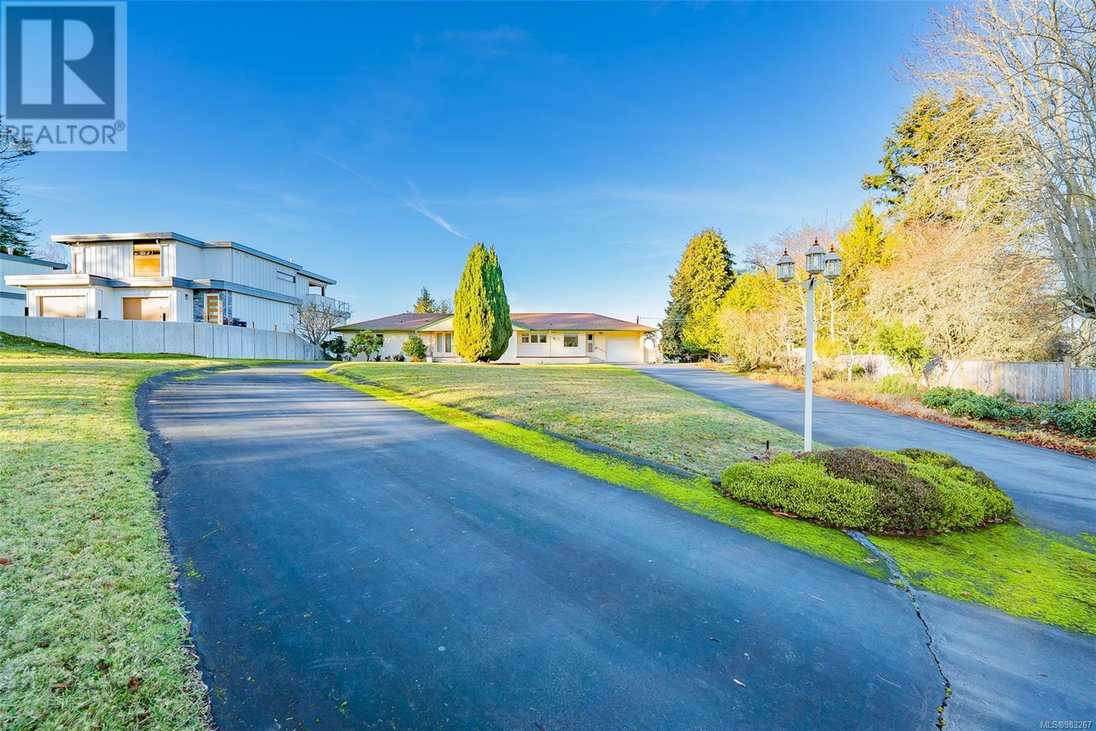 Photo 59 of 441 Memorial Ave, Qualicum Beach BC