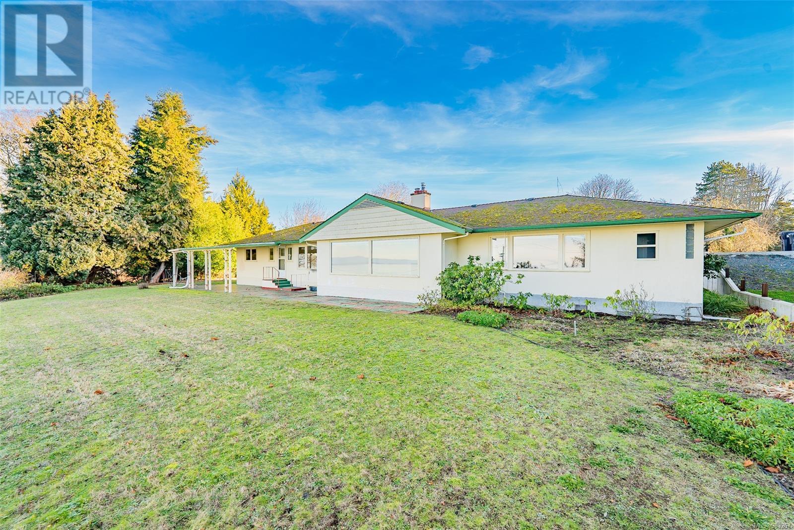 Photo 46 of 441 Memorial Ave, Qualicum Beach BC