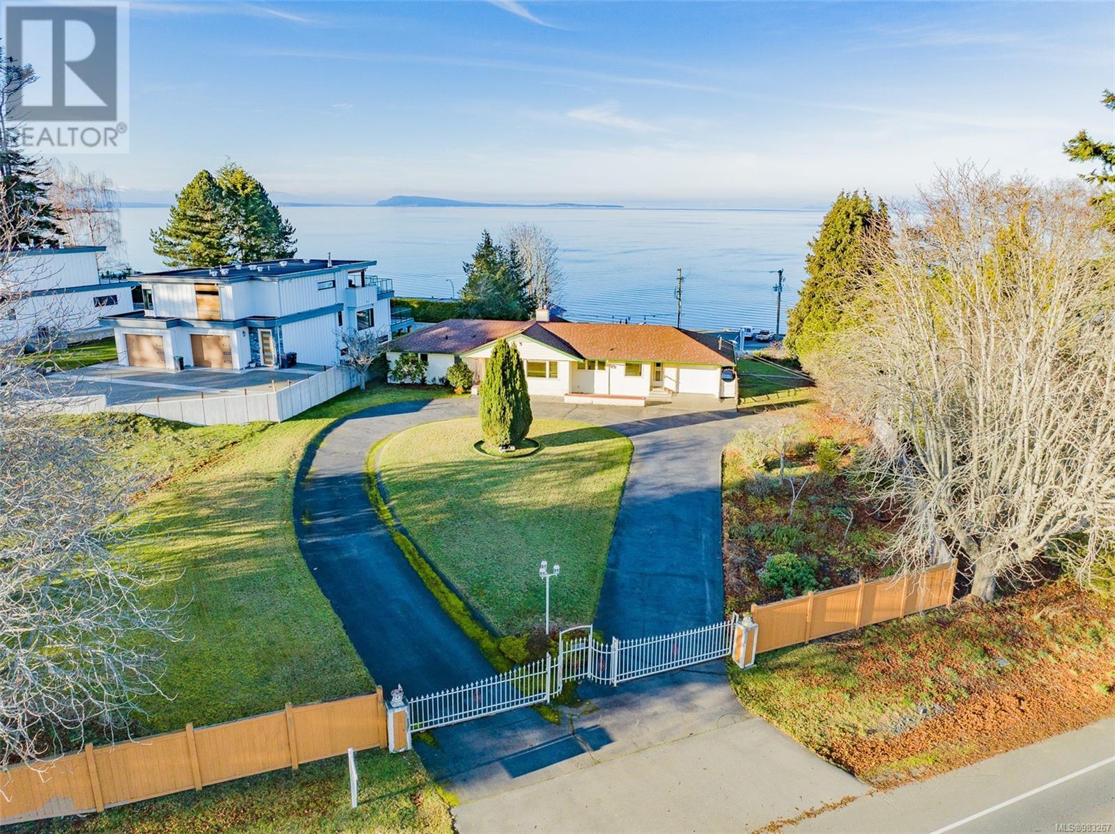 Photo 27 of 441 Memorial Ave, Qualicum Beach BC