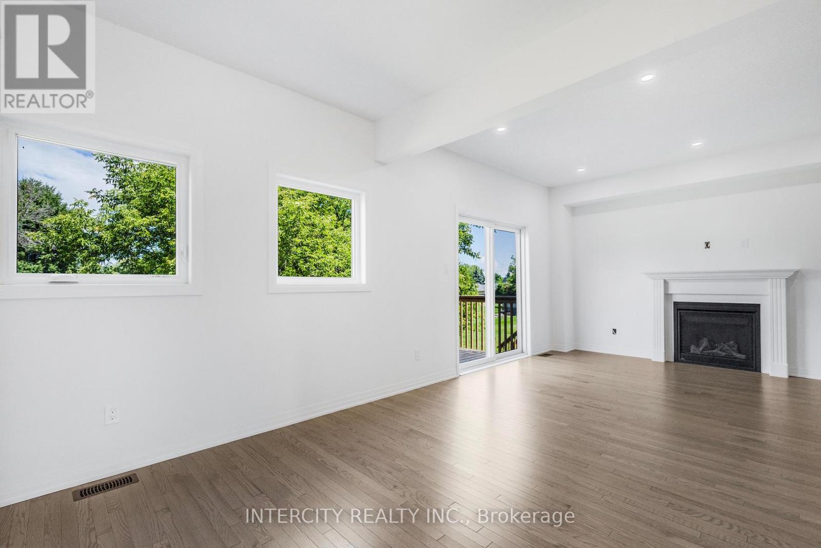 Photo 9 of 327 Quebec Street, Clearview ON