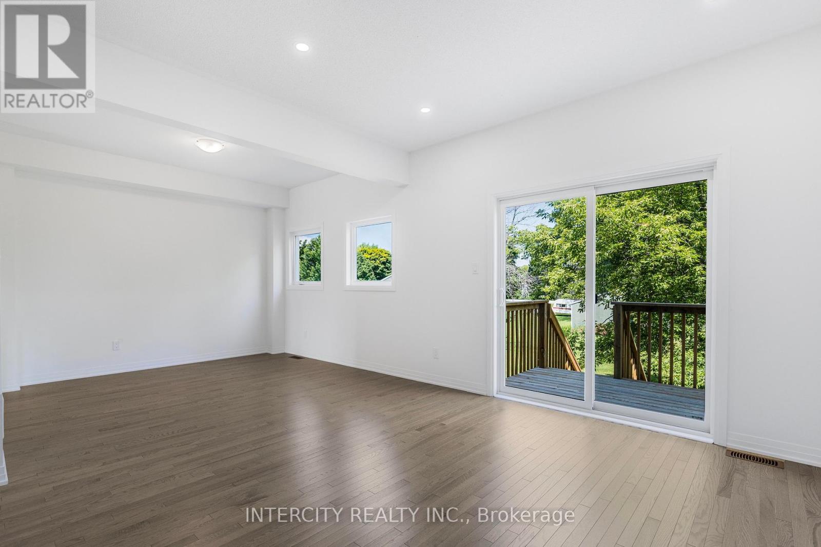 Photo 5 of 327 Quebec Street, Clearview ON
