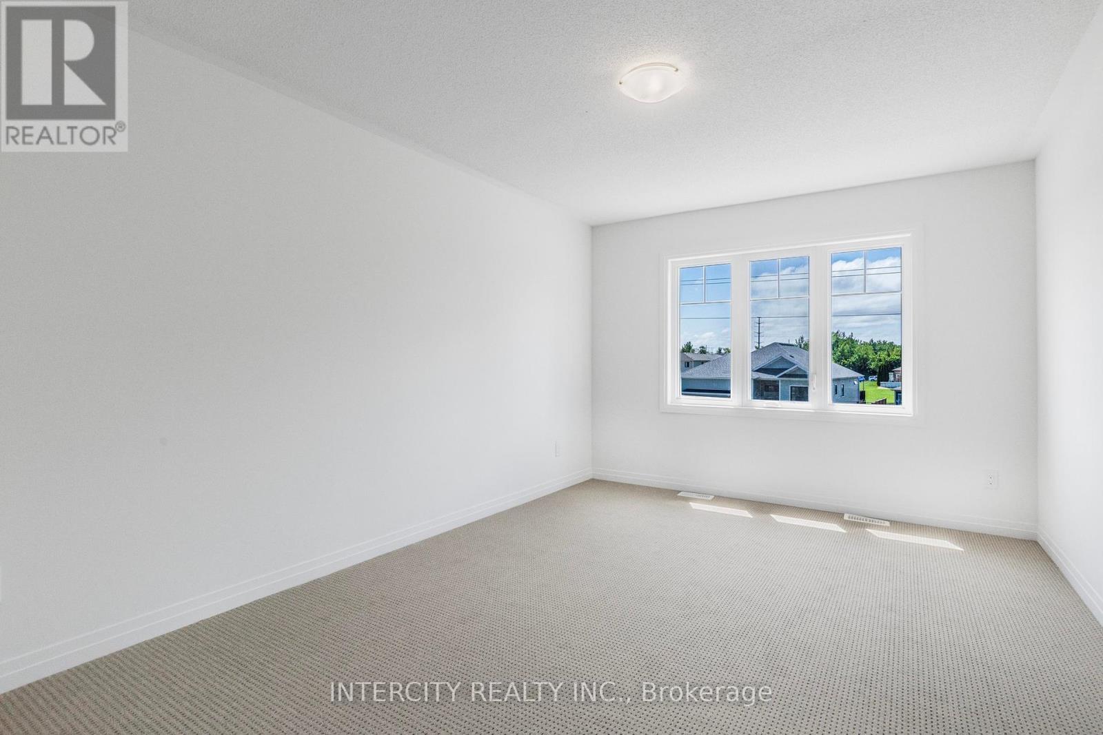 Photo 14 of 327 Quebec Street, Clearview ON