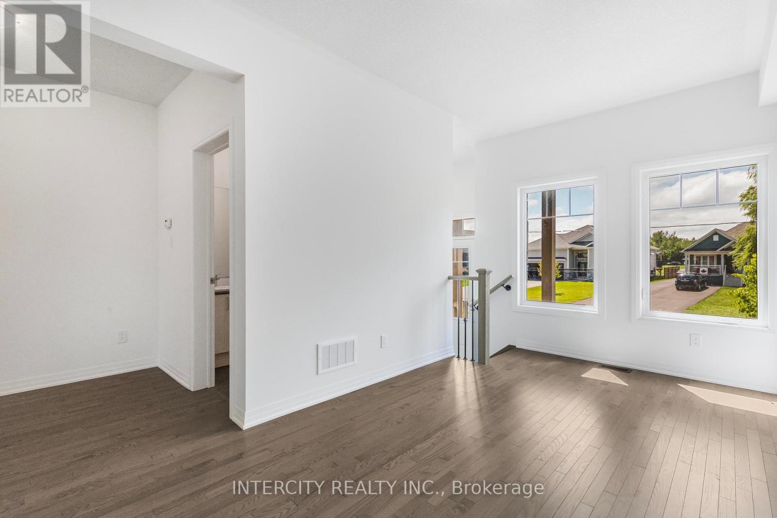 Photo 3 of 327 Quebec Street, Clearview ON