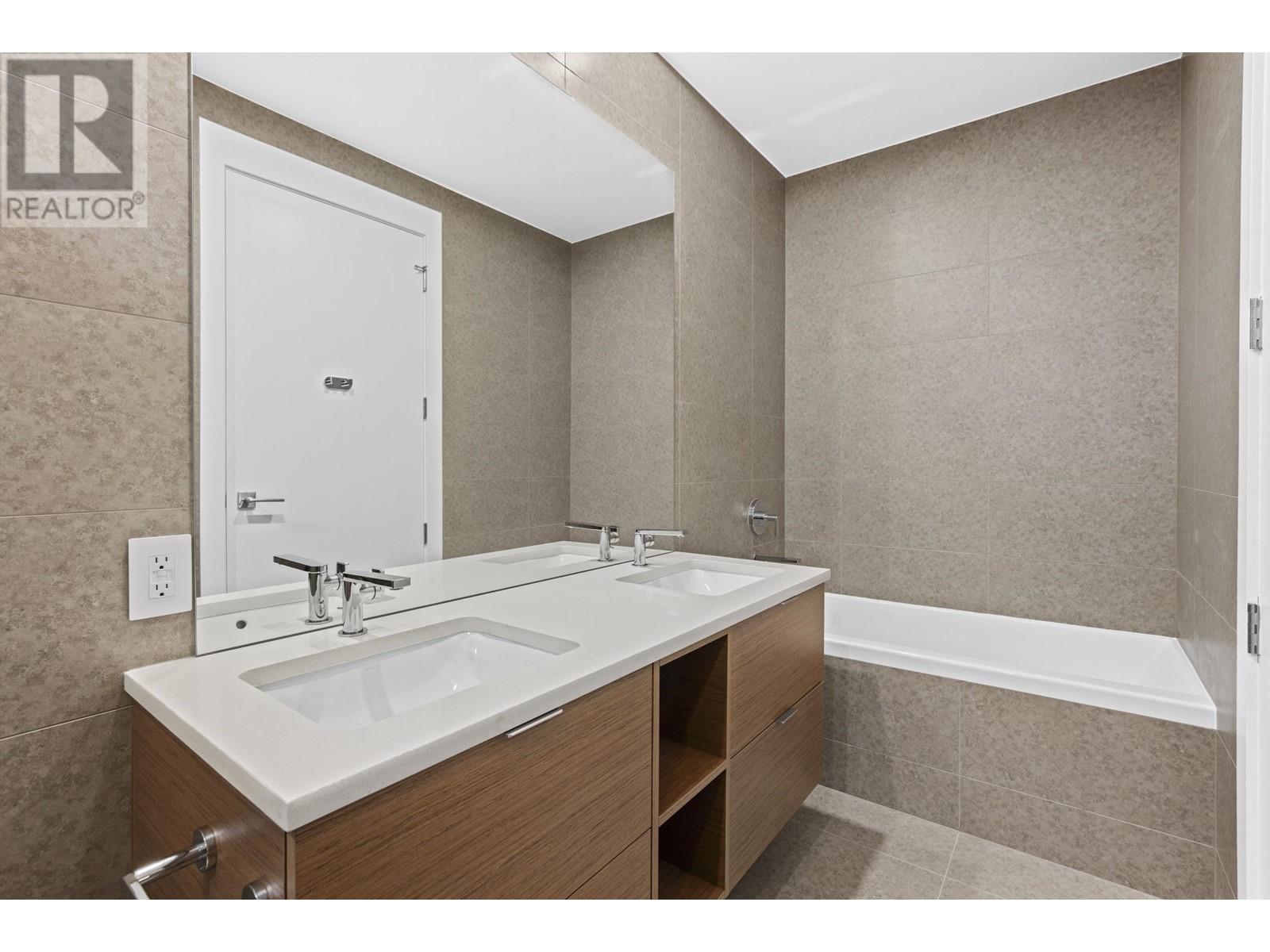 701 6687 NELSON AVENUE, West Vancouver real estate listing R2951446