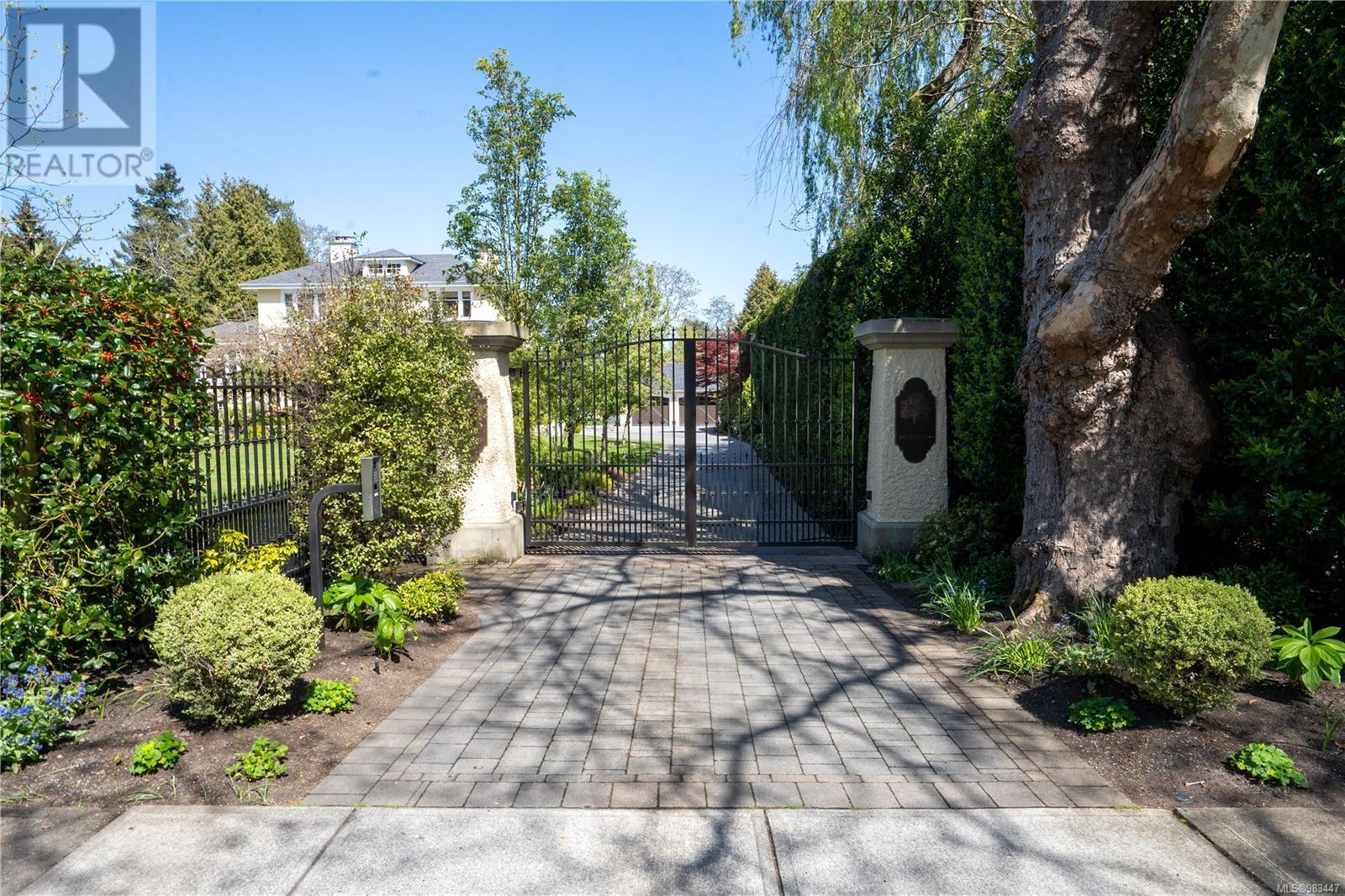 Photo 5 of 2970 Rutland Rd, Oak Bay BC