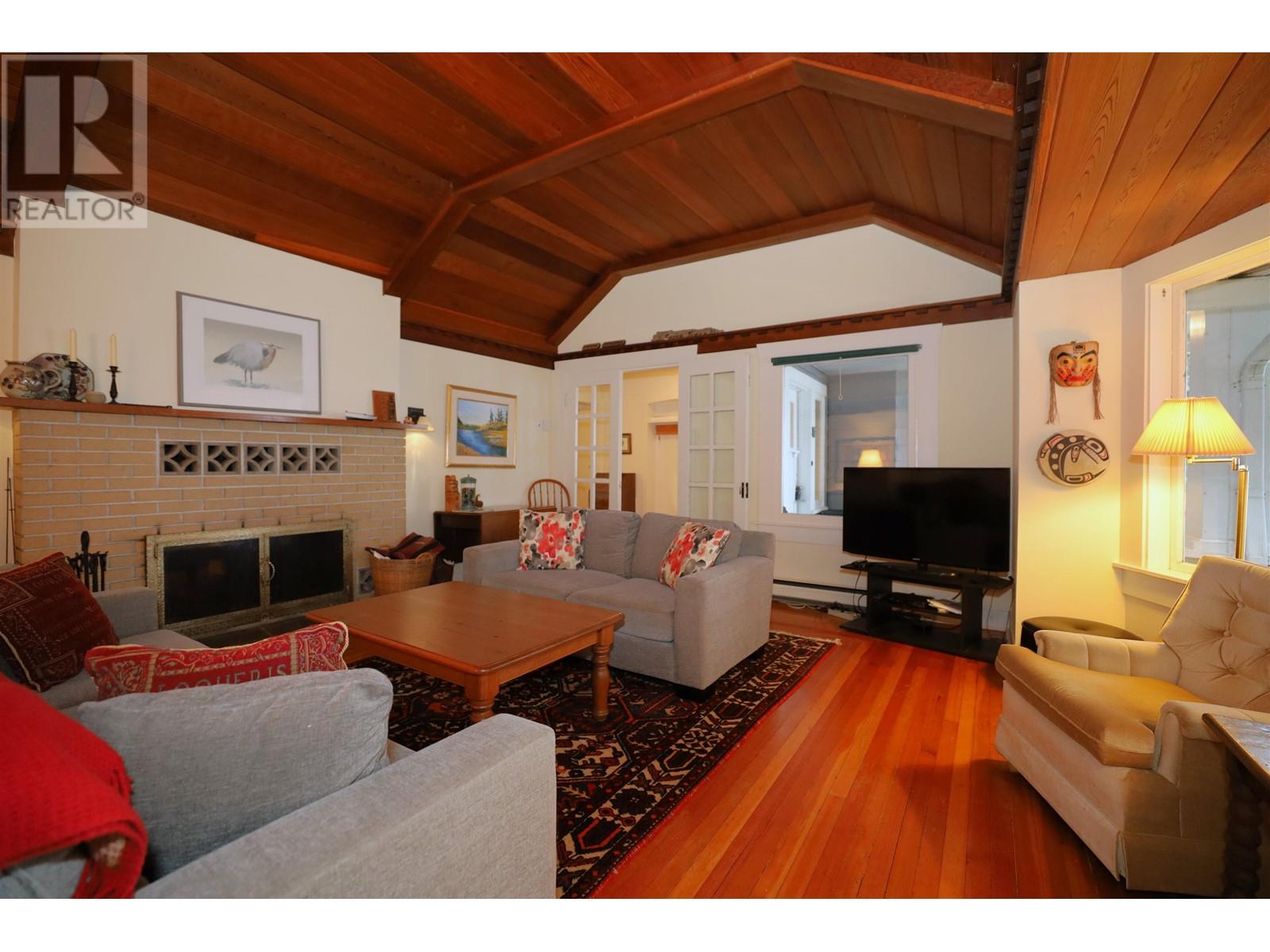 1730 OCEAN BEACH ESPLANADE, Gibsons