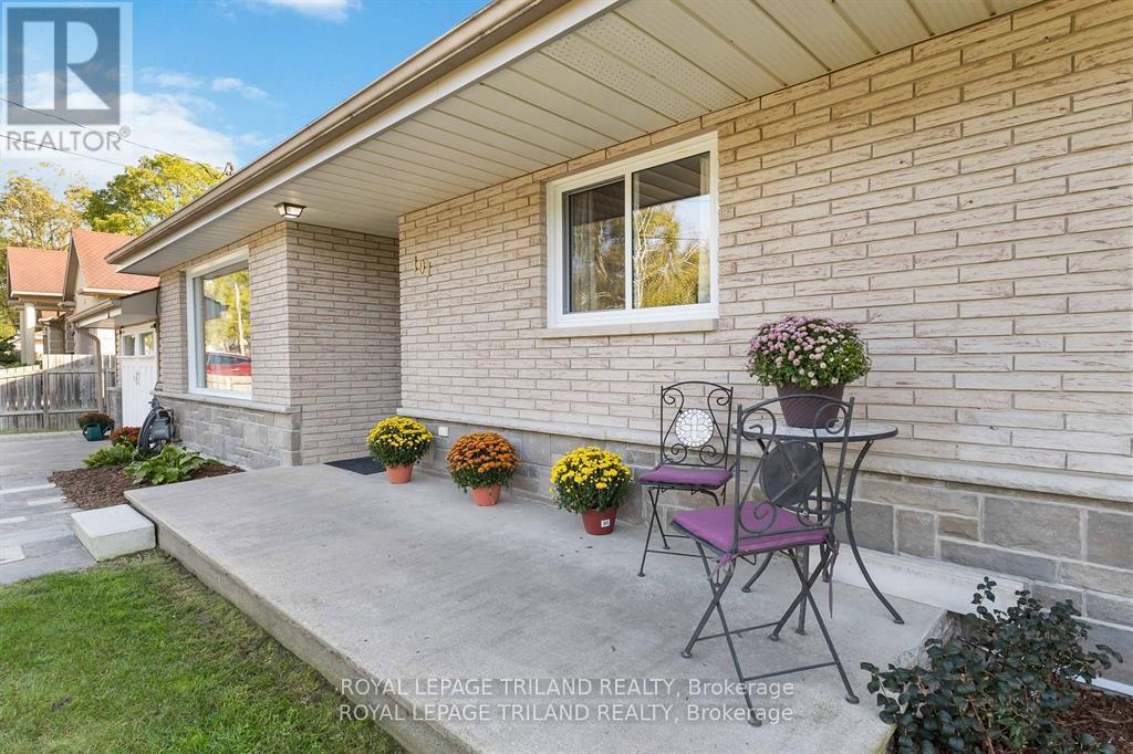 Single Family House Bungalow for Sale in  BETHANY STREET North Middlesex (Parkhill) 