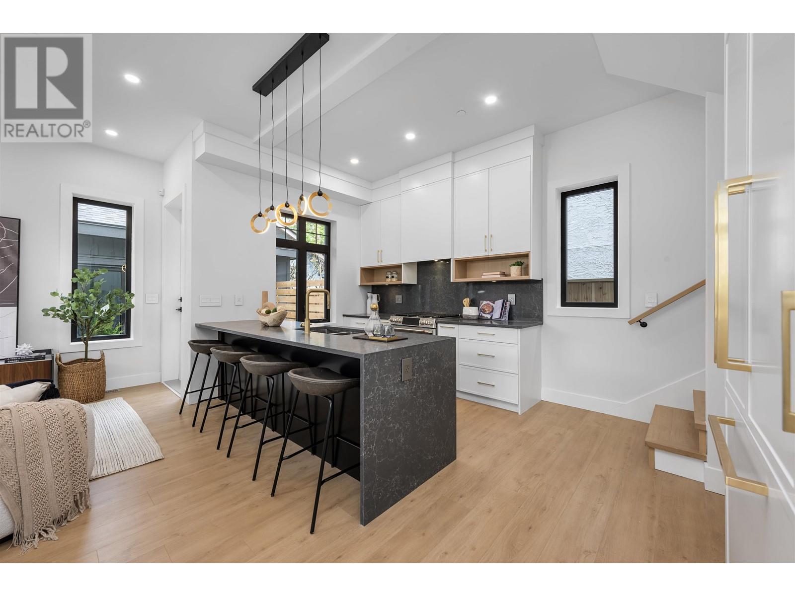 1006 E 15TH AVENUE, Vancouver