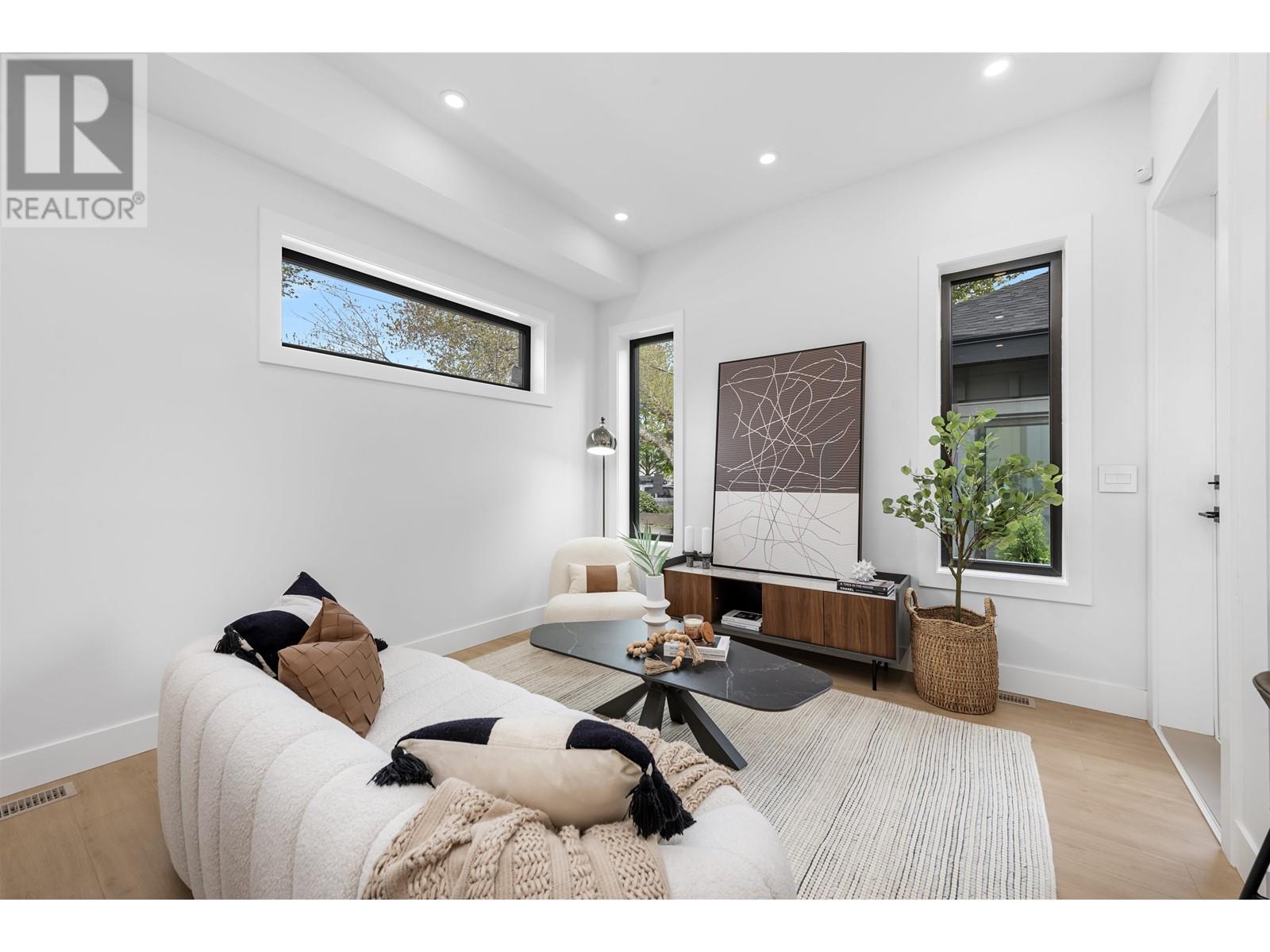 1006 E 15TH AVENUE, Vancouver