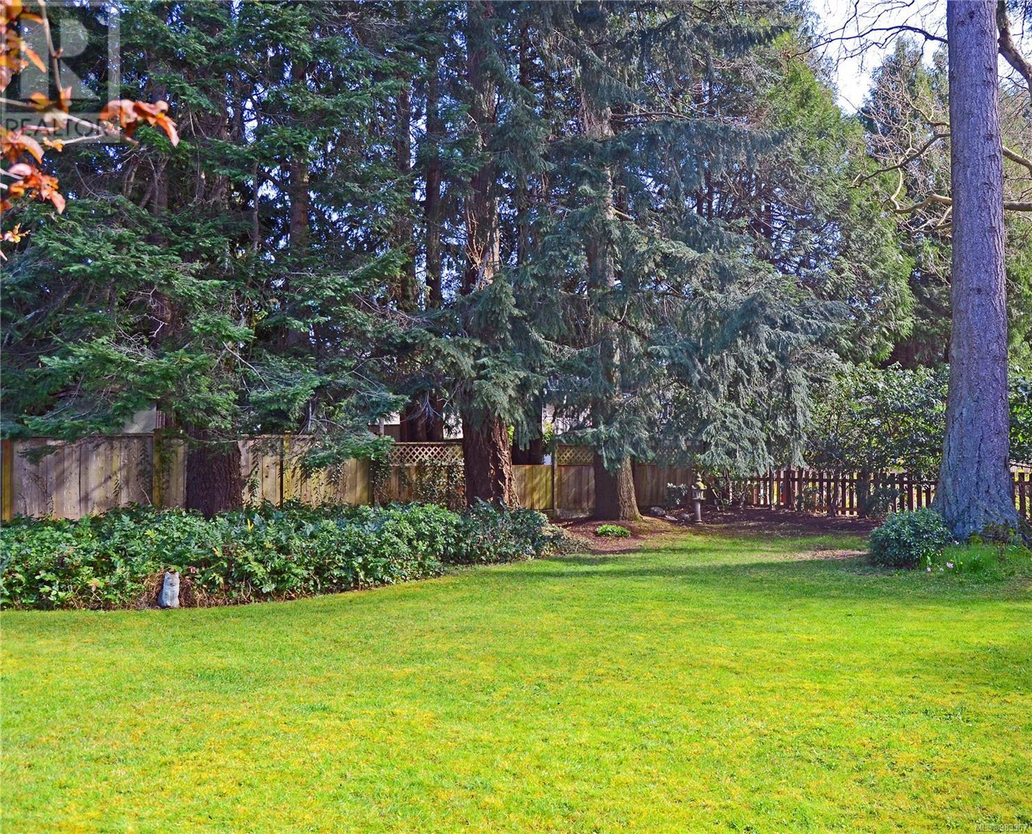 1838 DUNNETT Crescent, Saanich