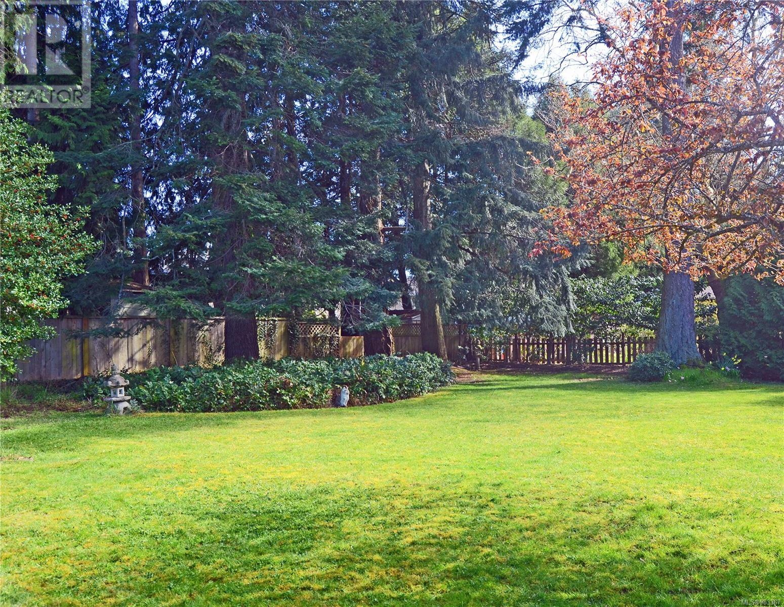  1838 DUNNETT Crescent, Saanich