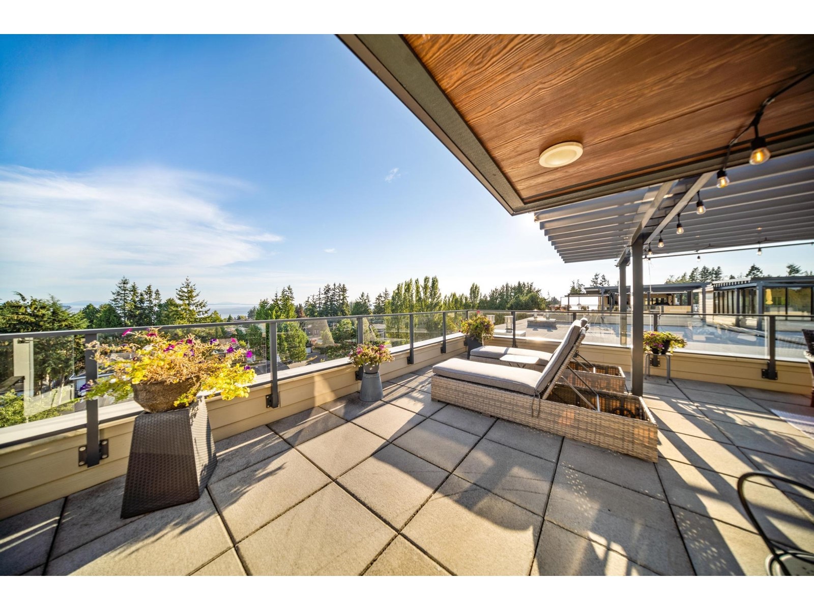 503 14022 NORTH BLUFF RD ROAD, White Rock real estate listing R2953661