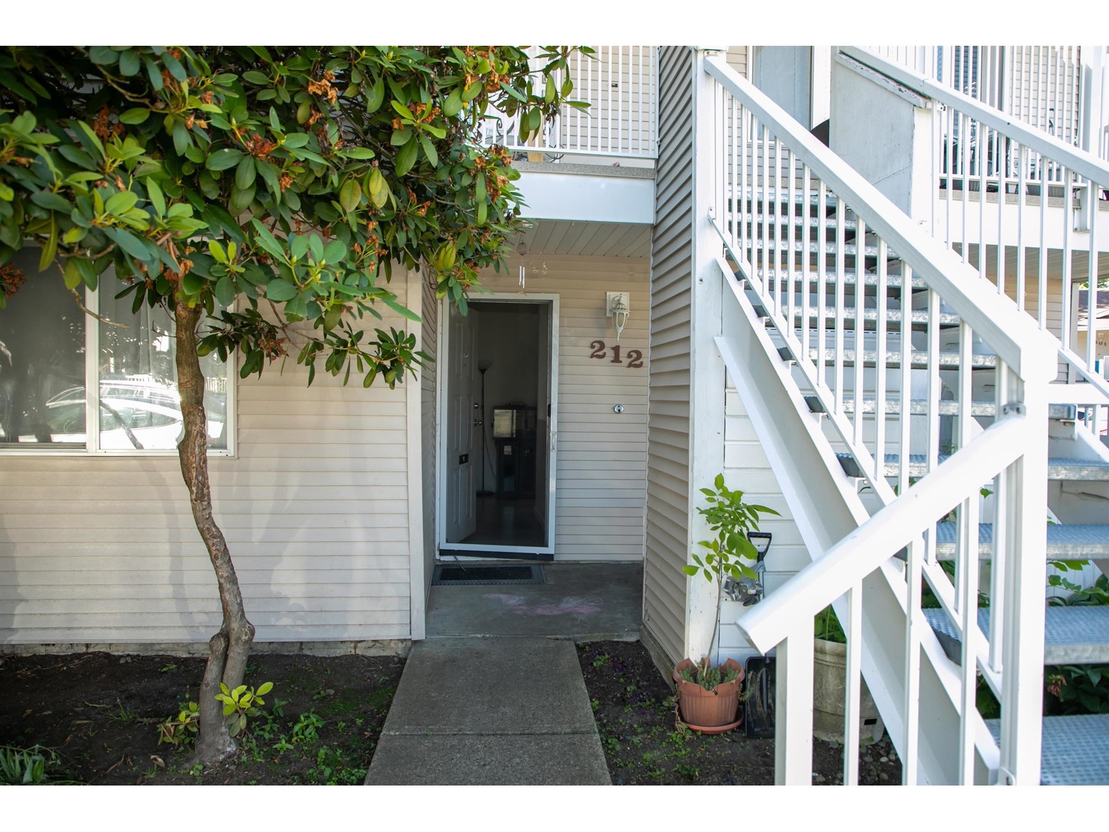 212 13947 72 AVENUE, Surrey