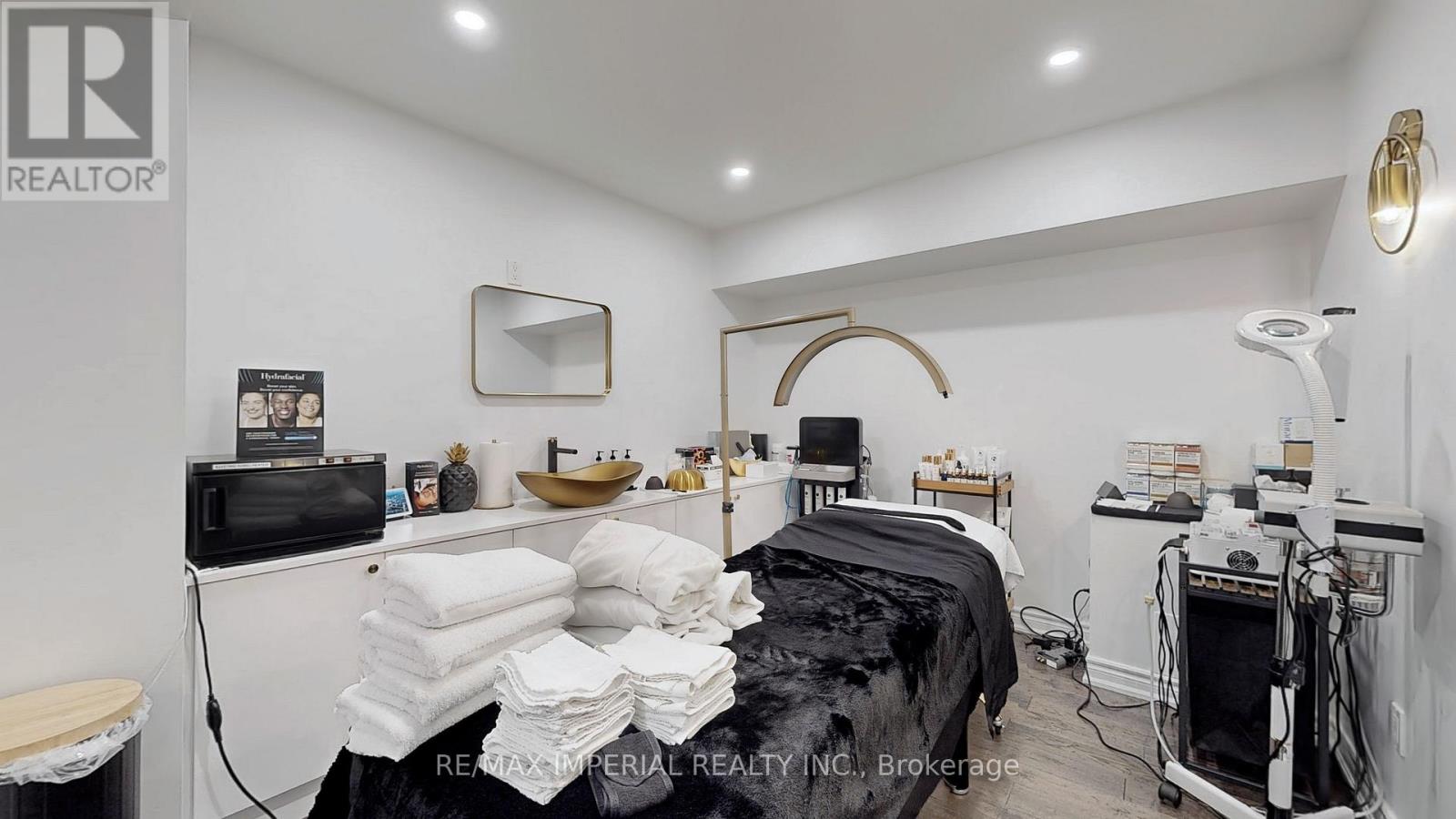 Photo 3 of Room 1 2 156 Main Unionville Street, Markham ON