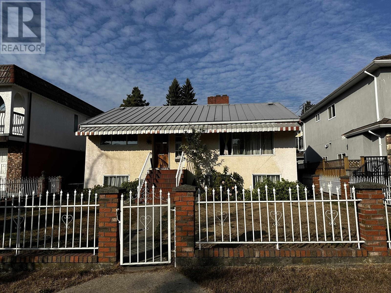 Photo 1 of 2621 E 8th Avenue, Vancouver BC