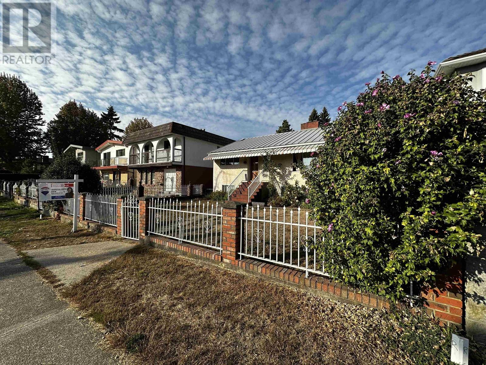 Photo 3 of 2621 E 8th Avenue, Vancouver BC