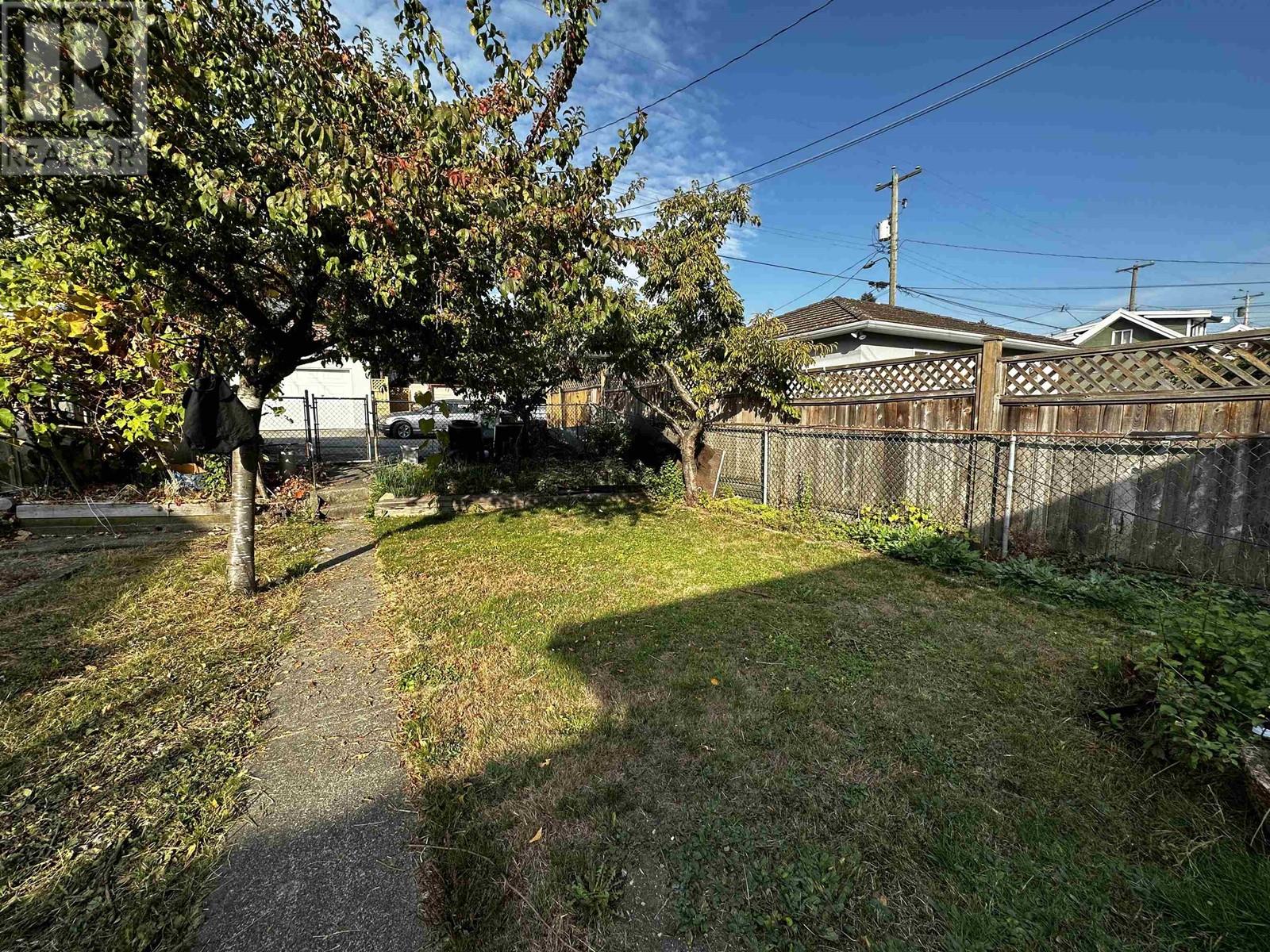 Photo 9 of 2621 E 8th Avenue, Vancouver BC