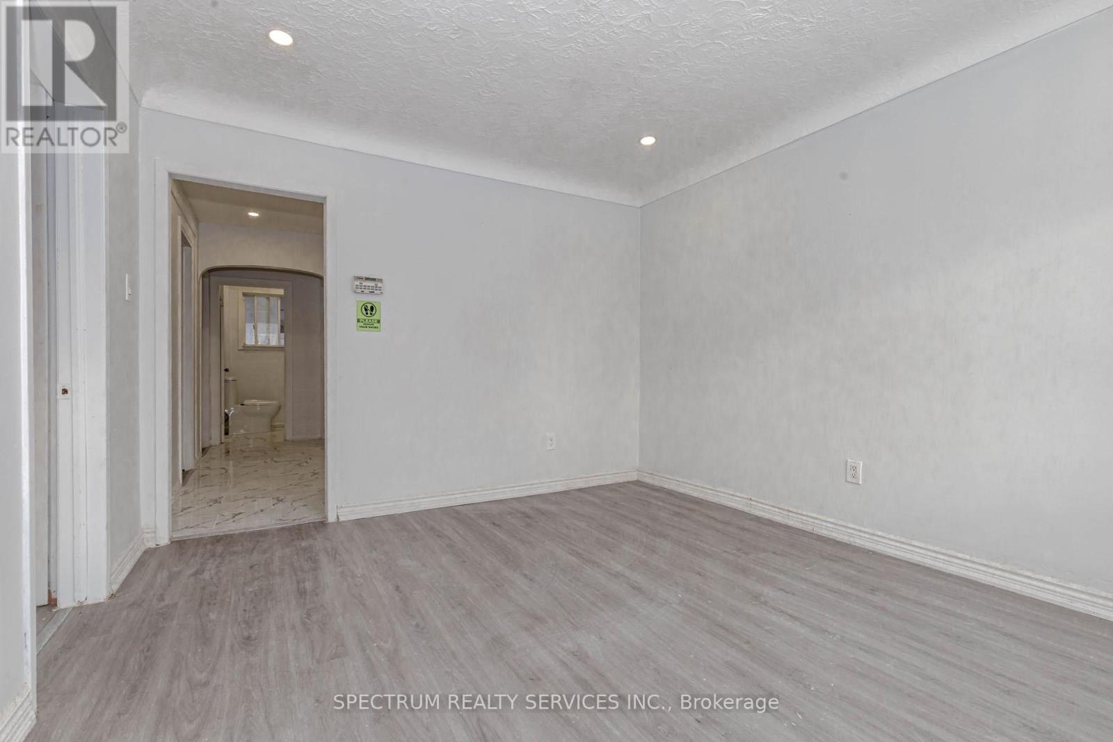 Photo 4 of 55 Hamilton Street, St Catharines ON