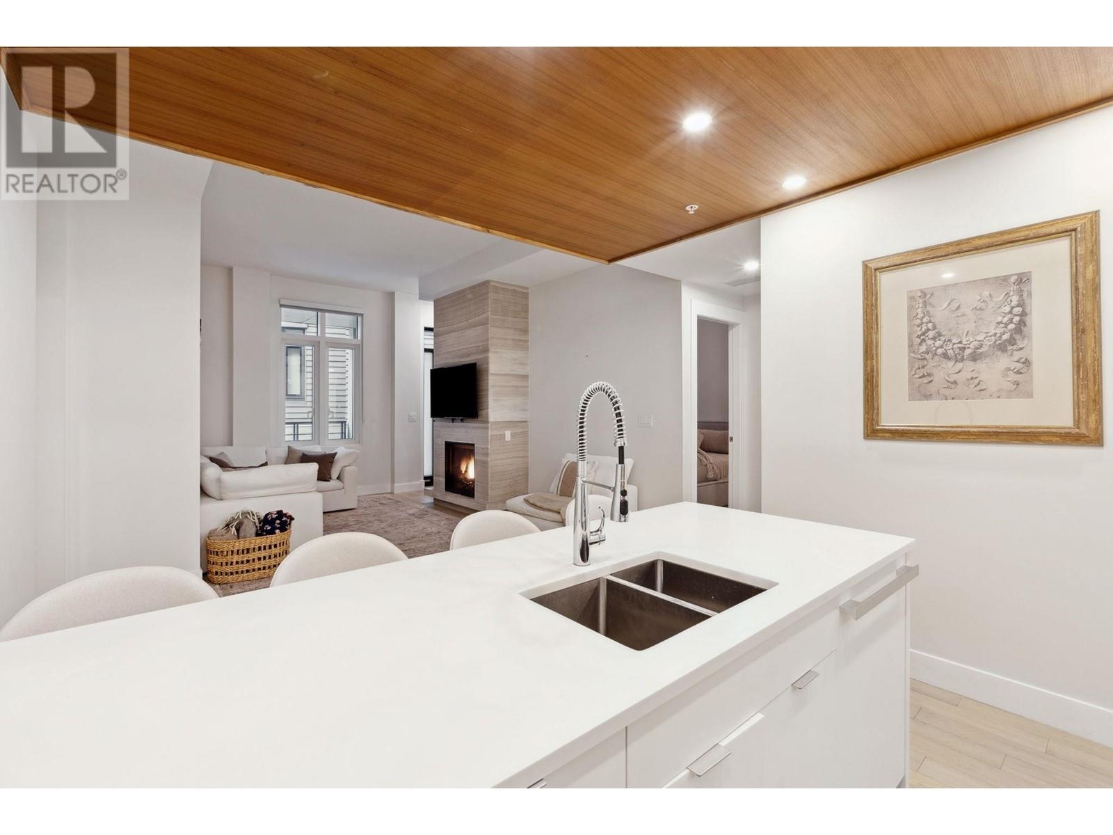 203 6693 NELSON AVENUE, West Vancouver