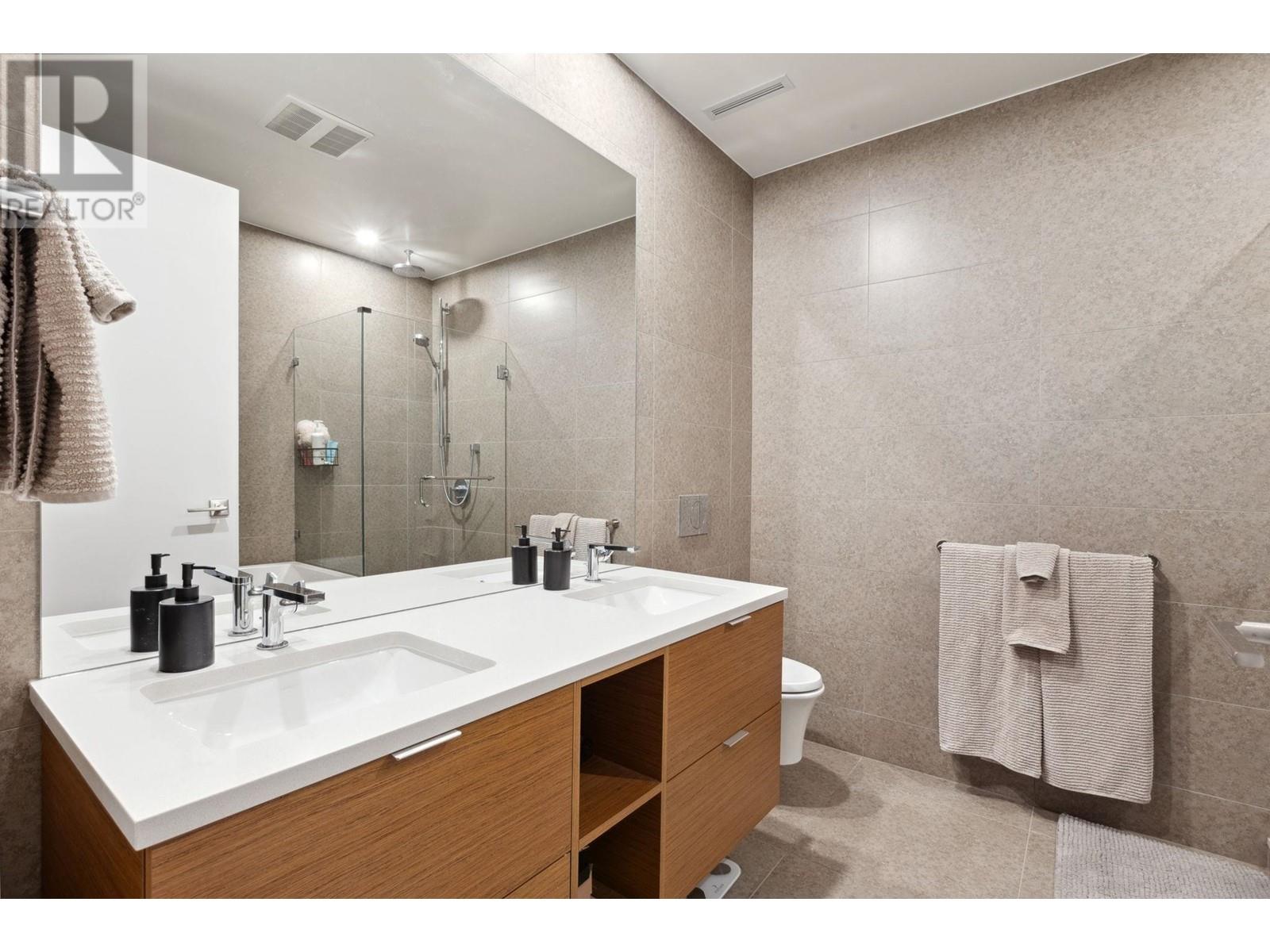 203 6693 NELSON AVENUE, West Vancouver