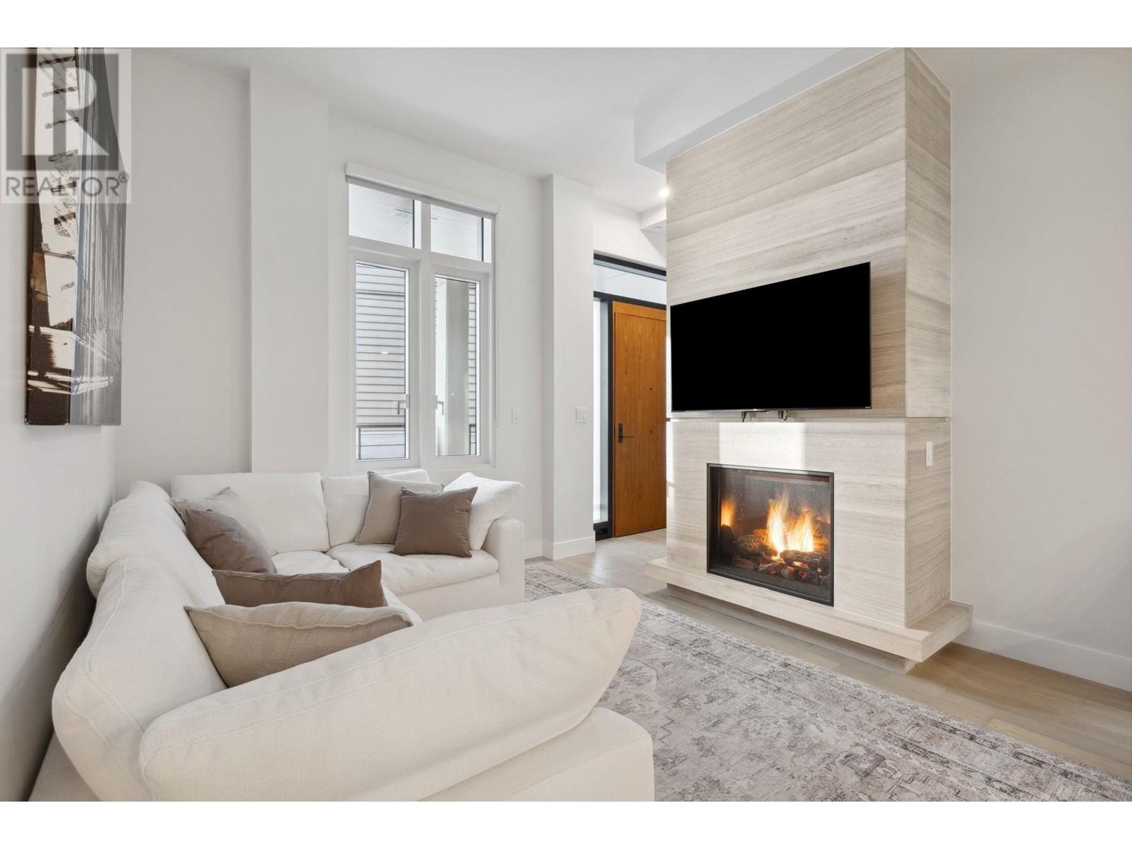 203 6693 NELSON AVENUE, West Vancouver
