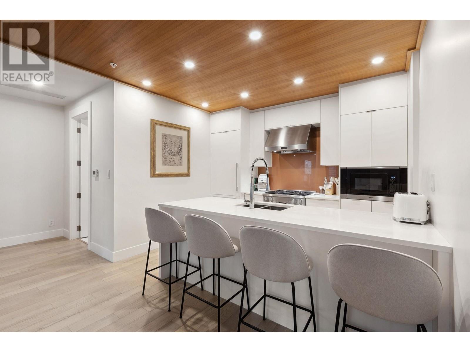203 6693 NELSON AVENUE, West Vancouver
