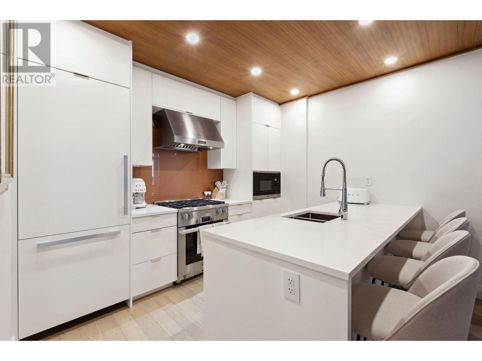 203 6693 NELSON AVENUE, West Vancouver