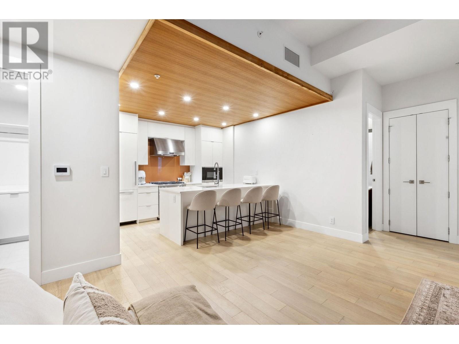 203 6693 NELSON AVENUE, West Vancouver