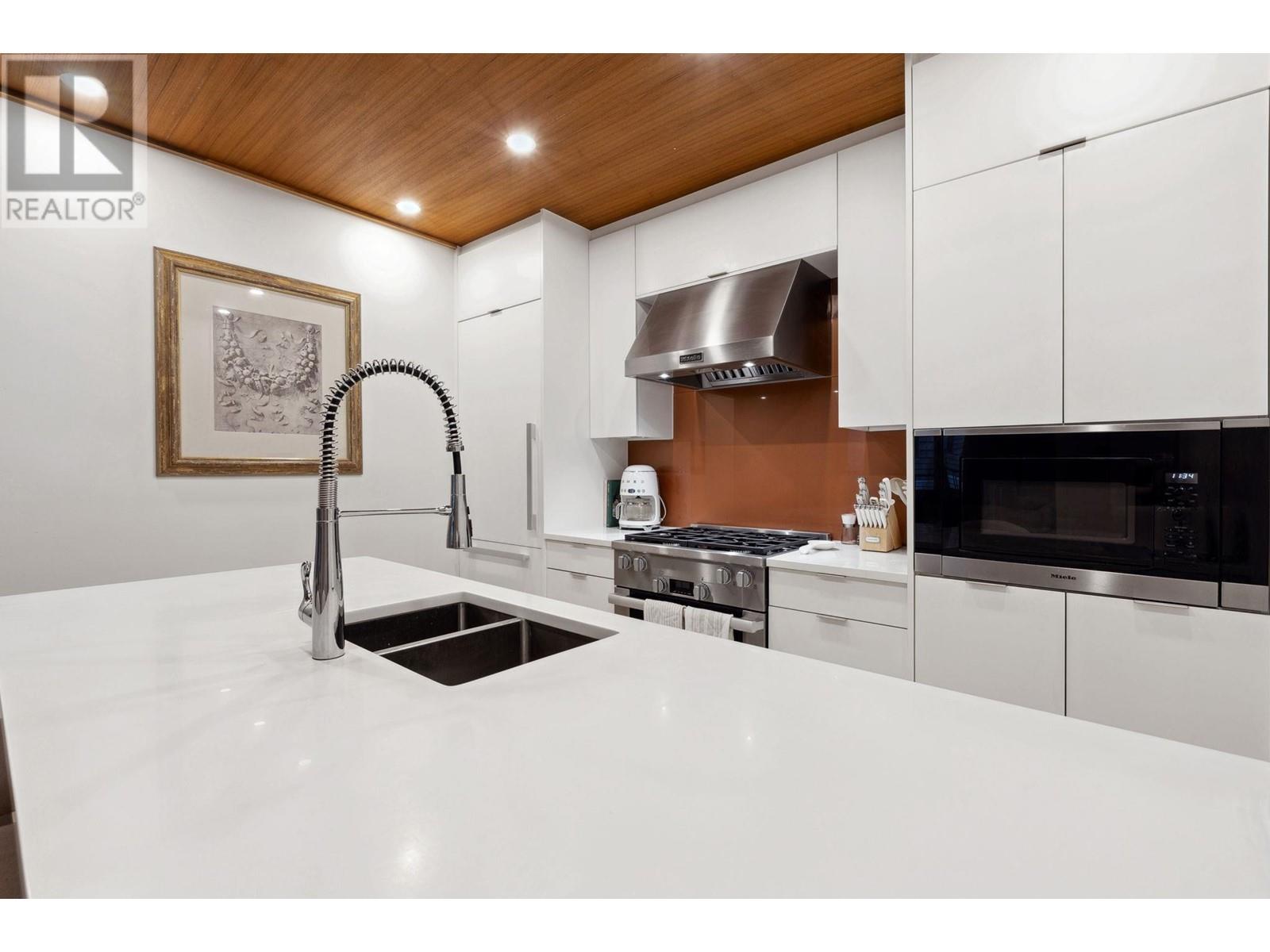 203 6693 NELSON AVENUE, West Vancouver