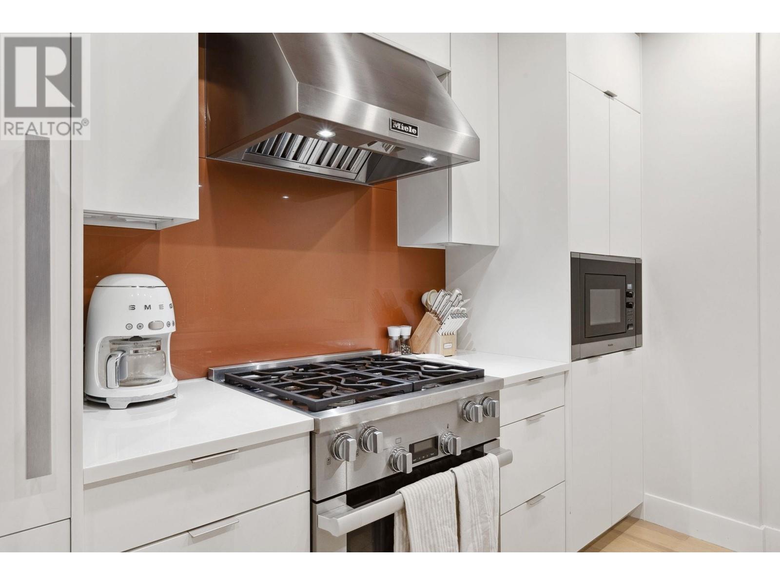 203 6693 NELSON AVENUE, West Vancouver