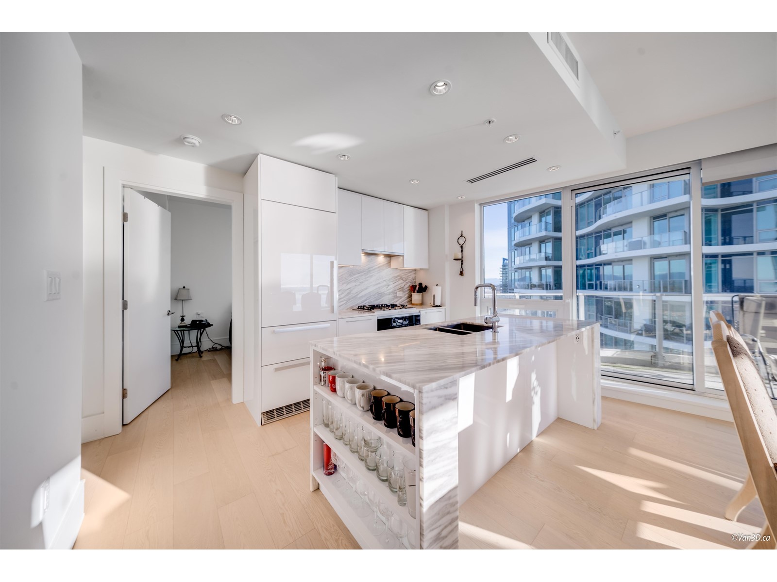 2203 1500 MARTIN STREET, White Rock