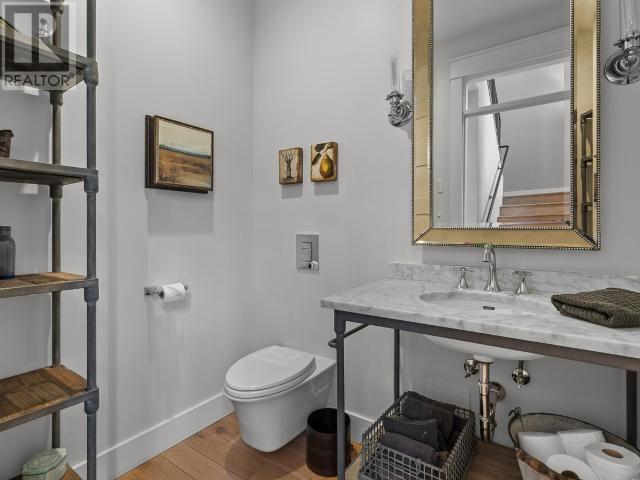 3569 MARINE AVE, Powell River