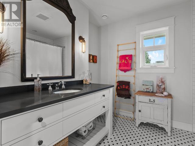 3569 MARINE AVE, Powell River