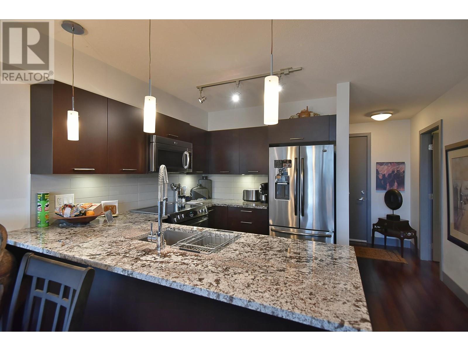 307 5682 WHARF AVENUE, Sechelt