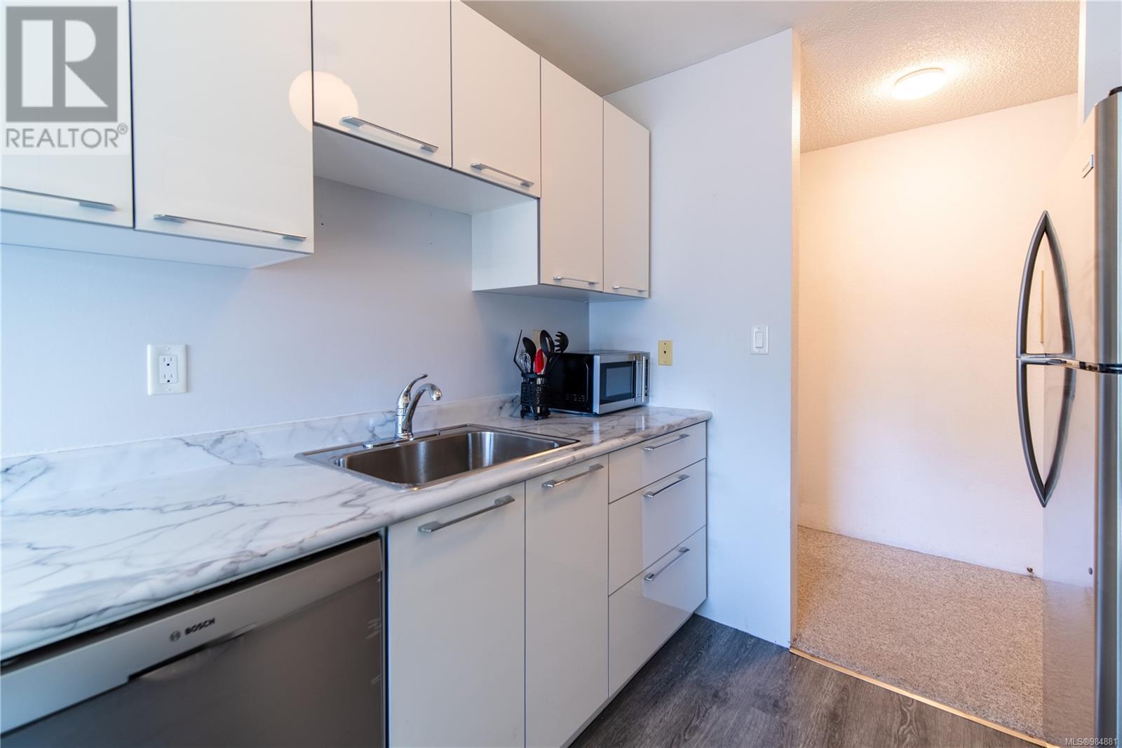 421 3255 Glasgow Avenue, Saanich