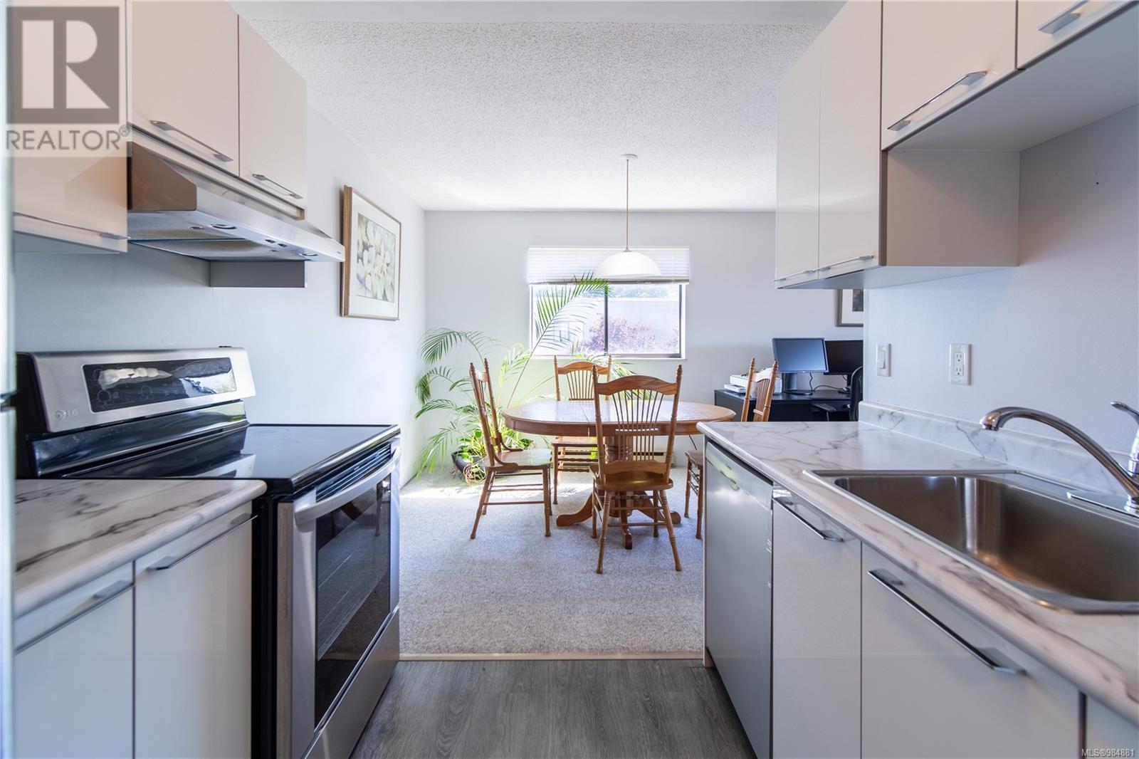 421 3255 Glasgow Avenue, Saanich