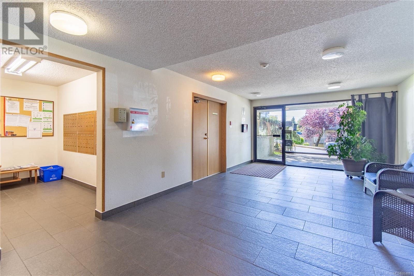 421 3255 Glasgow Avenue, Saanich