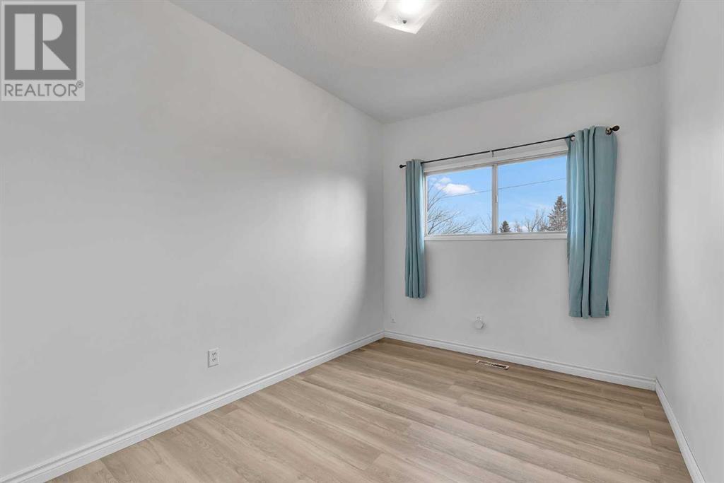 Single Family House Bi-level for Sale in  Hunterbrook Place NW Huntington Hills Calgary 