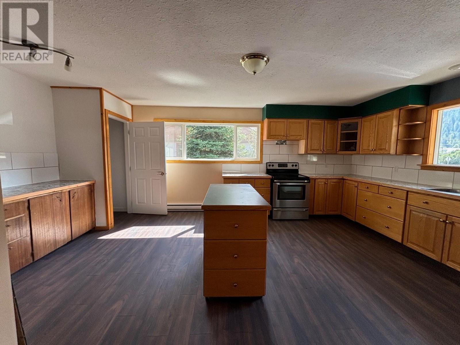 503 WOODGREEN Crescent, Greenwood