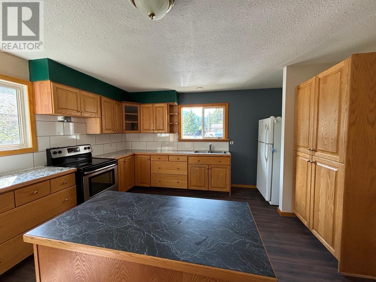 503 WOODGREEN Crescent, Greenwood