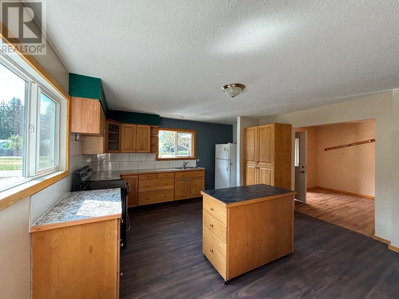 503 WOODGREEN Crescent, Greenwood