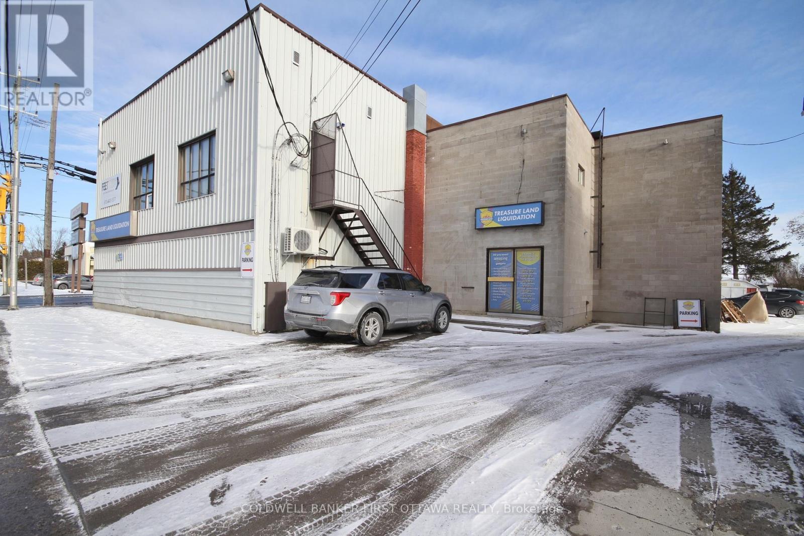 Photo 6 of 866 Notre Dame Street, Russell ON