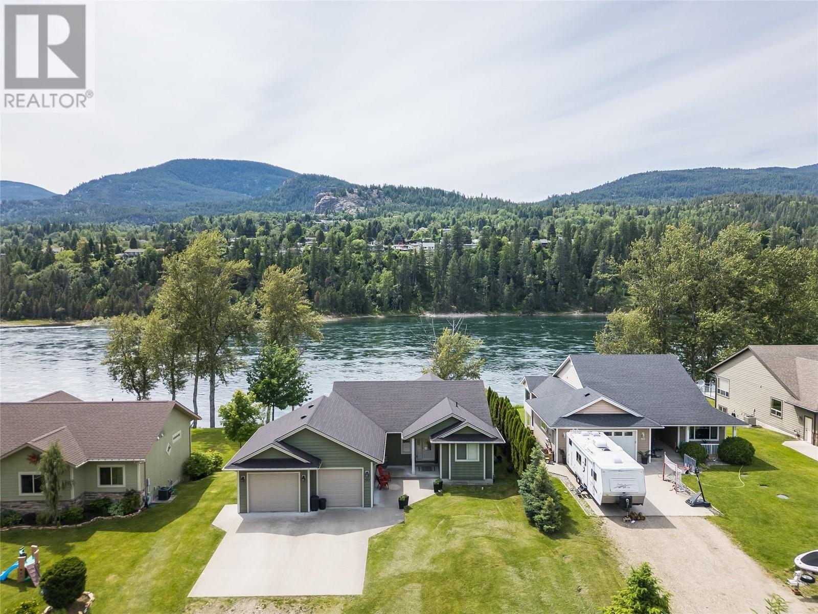 755 WATERLOO Road, Castlegar