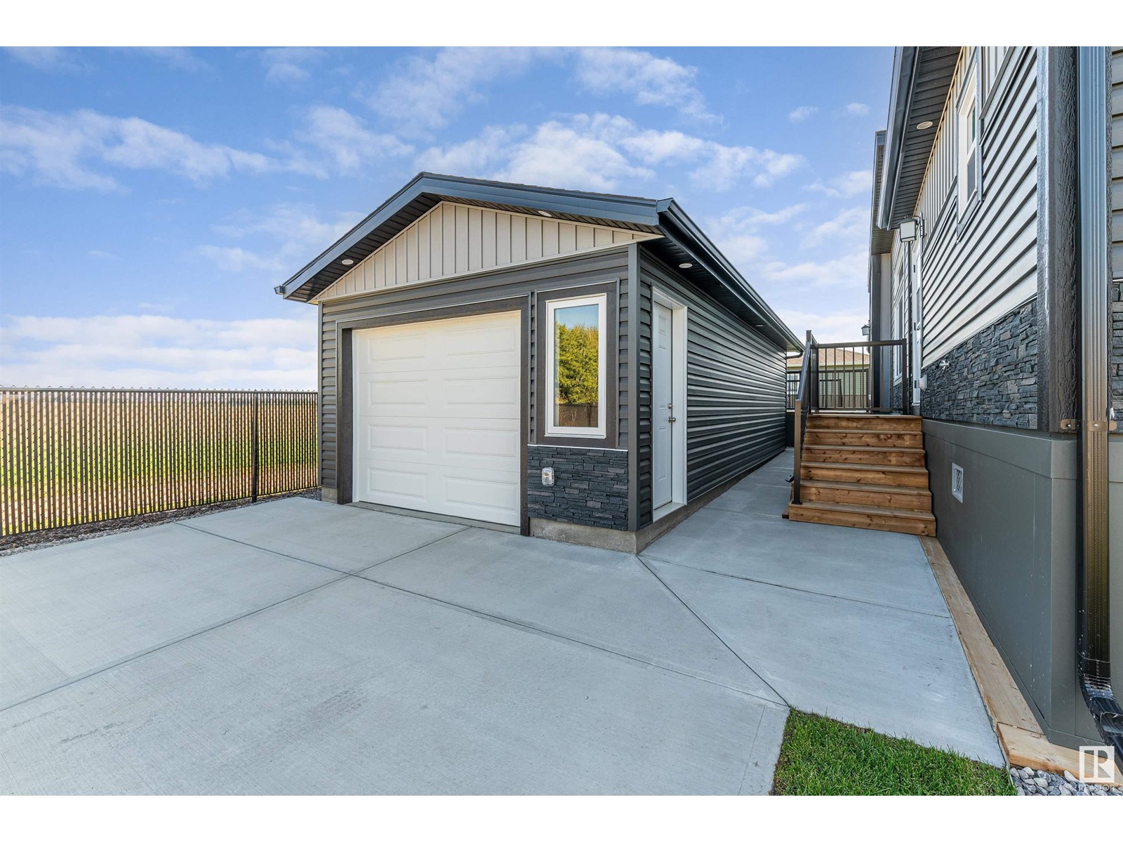 Photo 9 of 86 Meadowview Rd, Morinville AB