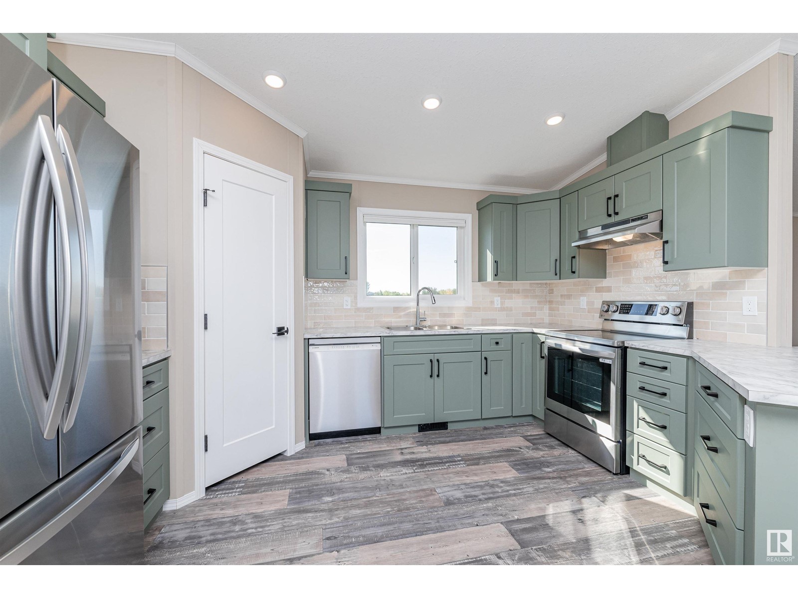 Photo 38 of 86 Meadowview Rd, Morinville AB