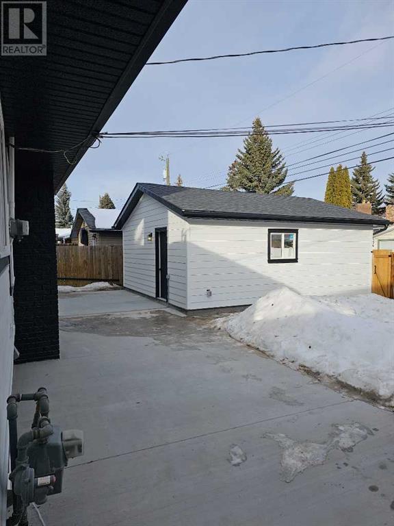 Single Family House 4 Level for Sale in  Lake Twiintree Drive SE Lake Bonavista Calgary 