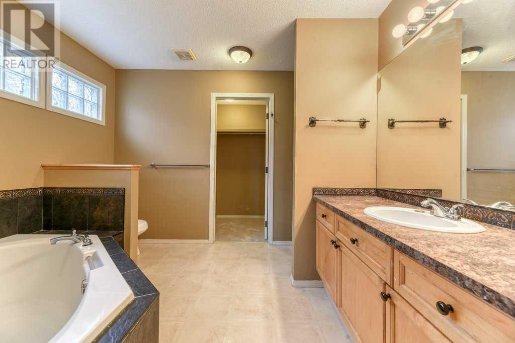 Single Family House for Sale in  TUSCANY RAVINE Road NW Tuscany Calgary 